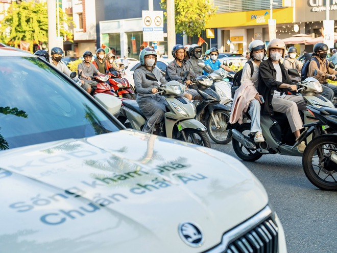 Đoàn Skoda xuyên Việt hoàn thành cung dài nhất hơn 500km: Đích thân TGĐ Skoda Việt Nam cầm lái Slavia vượt đèo Hải Vân- Ảnh 2. Đoàn Skoda xuyên Việt hoàn thành cung dài nhất hơn 500km: Đích thân TGĐ Skoda Việt Nam cầm lái Slavia vượt đèo Hải Vân- Ảnh 2.