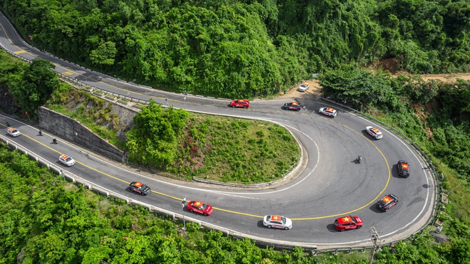 Đoàn Skoda xuyên Việt hoàn thành cung dài nhất hơn 500km: Đích thân TGĐ Skoda Việt Nam cầm lái Slavia vượt đèo Hải Vân- Ảnh 5. Đoàn Skoda xuyên Việt hoàn thành cung dài nhất hơn 500km: Đích thân TGĐ Skoda Việt Nam cầm lái Slavia vượt đèo Hải Vân- Ảnh 5.