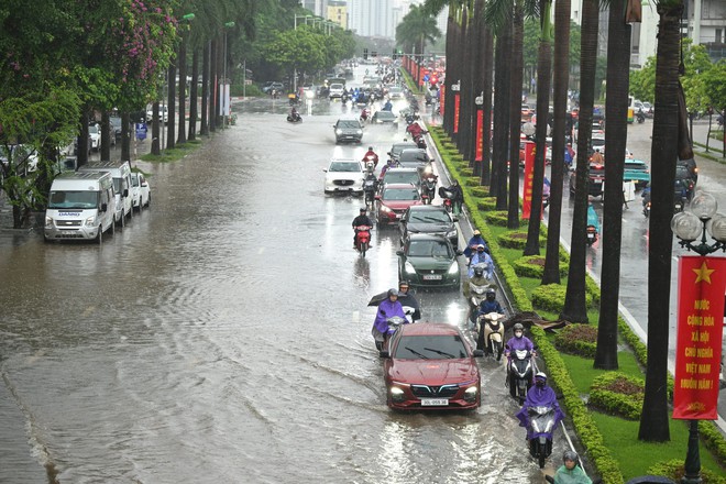 Toàn cảnh một buổi sáng "không tưởng" ở Hà Nội: Nước ngập đến thắt lưng, người dân vật lộn di chuyển giữa phố phường- Ảnh 11.