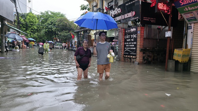 Toàn cảnh một buổi sáng "không tưởng" ở Hà Nội: Nước ngập đến thắt lưng, người dân vật lộn di chuyển giữa phố phường- Ảnh 2.
