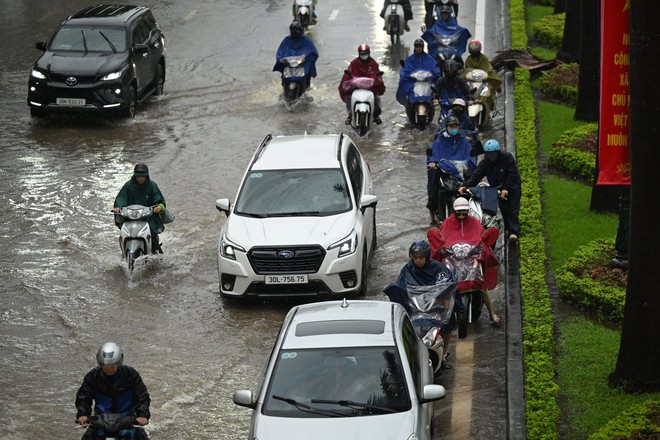 Toàn cảnh một buổi sáng "không tưởng" ở Hà Nội: Nước ngập đến thắt lưng, người dân vật lộn di chuyển giữa phố phường- Ảnh 10.