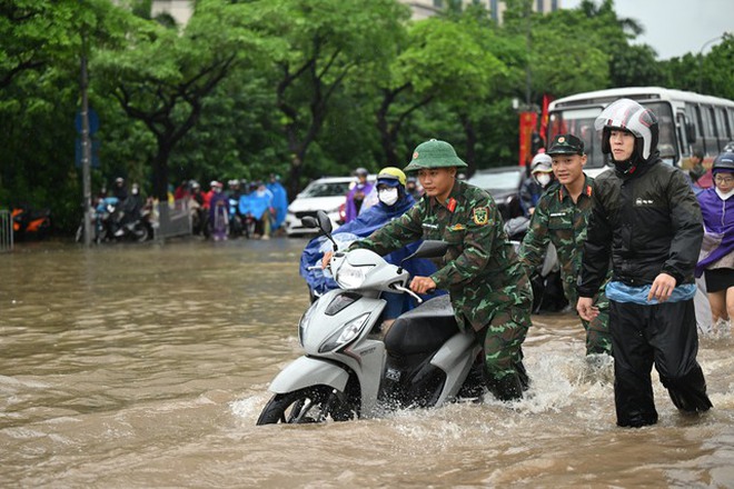Toàn cảnh một buổi sáng "không tưởng" ở Hà Nội: Nước ngập đến thắt lưng, người dân vật lộn di chuyển giữa phố phường- Ảnh 5.