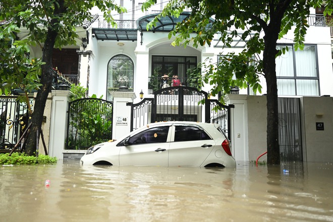 Toàn cảnh một buổi sáng "không tưởng" ở Hà Nội: Nước ngập đến thắt lưng, người dân vật lộn di chuyển giữa phố phường- Ảnh 28.