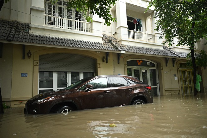 Toàn cảnh một buổi sáng "không tưởng" ở Hà Nội: Nước ngập đến thắt lưng, người dân vật lộn di chuyển giữa phố phường- Ảnh 29.