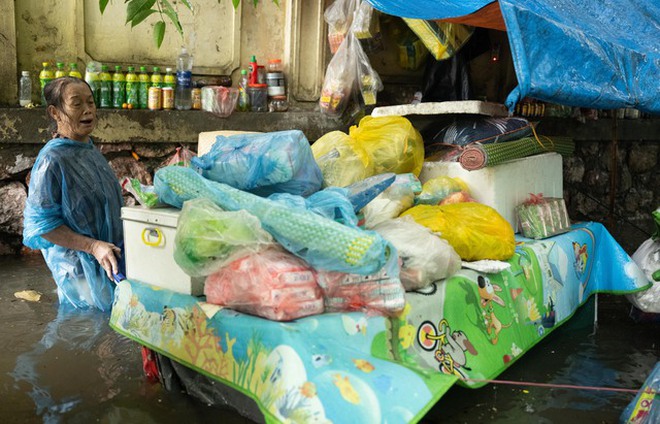 Toàn cảnh một buổi sáng "không tưởng" ở Hà Nội: Nước ngập đến thắt lưng, người dân vật lộn di chuyển giữa phố phường- Ảnh 19.
