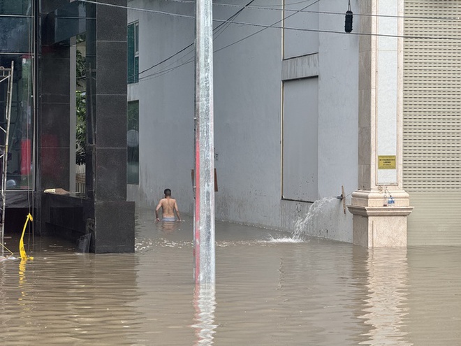 Toàn cảnh một buổi sáng "không tưởng" ở Hà Nội: Nước ngập đến thắt lưng, người dân vật lộn di chuyển giữa phố phường- Ảnh 6.