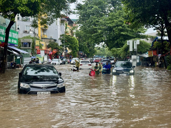 Toàn cảnh một buổi sáng "không tưởng" ở Hà Nội: Nước ngập đến thắt lưng, người dân vật lộn di chuyển giữa phố phường- Ảnh 24.