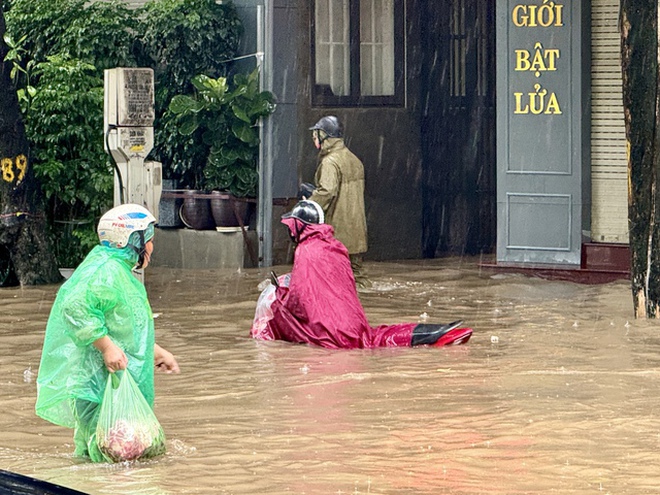 Toàn cảnh một buổi sáng "không tưởng" ở Hà Nội: Nước ngập đến thắt lưng, người dân vật lộn di chuyển giữa phố phường- Ảnh 23.