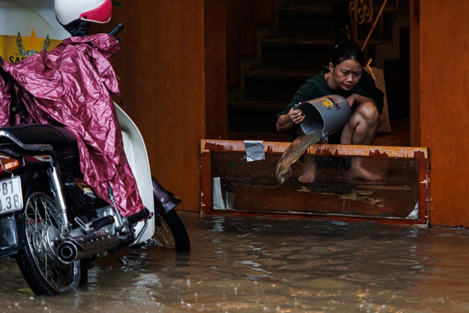 Toàn cảnh một buổi sáng "không tưởng" ở Hà Nội: Nước ngập đến thắt lưng, người dân vật lộn di chuyển giữa phố phường- Ảnh 20.