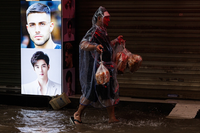 Toàn cảnh một buổi sáng "không tưởng" ở Hà Nội: Nước ngập đến thắt lưng, người dân vật lộn di chuyển giữa phố phường- Ảnh 21.