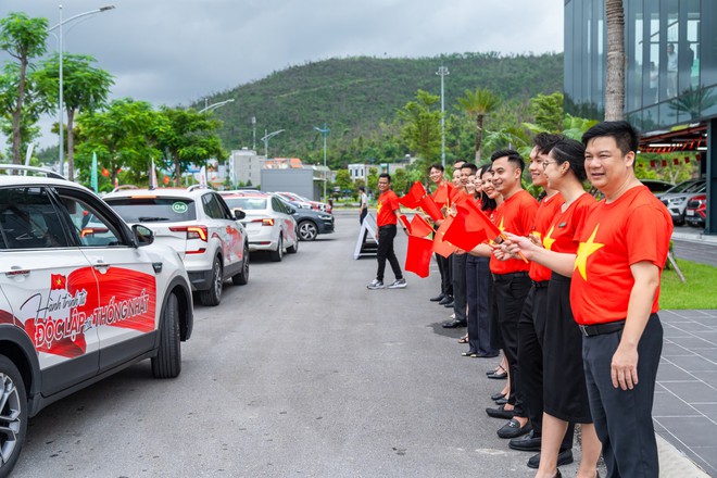Đoàn xe Skoda 'vượt bão' tới Hà Nội, kết thúc gần 2.500km từ Độc Lập tới Thống Nhất với nhiều cung bậc cảm xúc- Ảnh 3. Đoàn xe Skoda 'vượt bão' tới Hà Nội, kết thúc gần 2.500km từ Độc Lập tới Thống Nhất với nhiều cung bậc cảm xúc- Ảnh 3.
