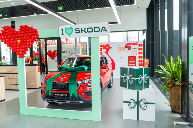 Đoàn xe Skoda 'vượt bão' tới Hà Nội, kết thúc gần 2.500km từ Độc Lập tới Thống Nhất với nhiều cung bậc cảm xúc- Ảnh 5. Đoàn xe Skoda 'vượt bão' tới Hà Nội, kết thúc gần 2.500km từ Độc Lập tới Thống Nhất với nhiều cung bậc cảm xúc- Ảnh 5.