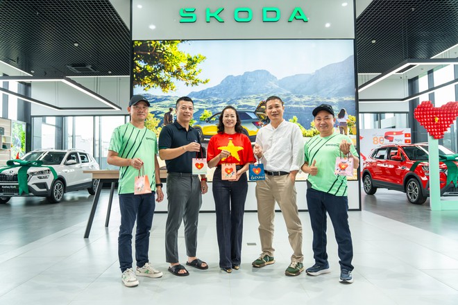 Đoàn xe Skoda 'vượt bão' tới Hà Nội, kết thúc gần 2.500km từ Độc Lập tới Thống Nhất với nhiều cung bậc cảm xúc- Ảnh 4. Đoàn xe Skoda 'vượt bão' tới Hà Nội, kết thúc gần 2.500km từ Độc Lập tới Thống Nhất với nhiều cung bậc cảm xúc- Ảnh 4.