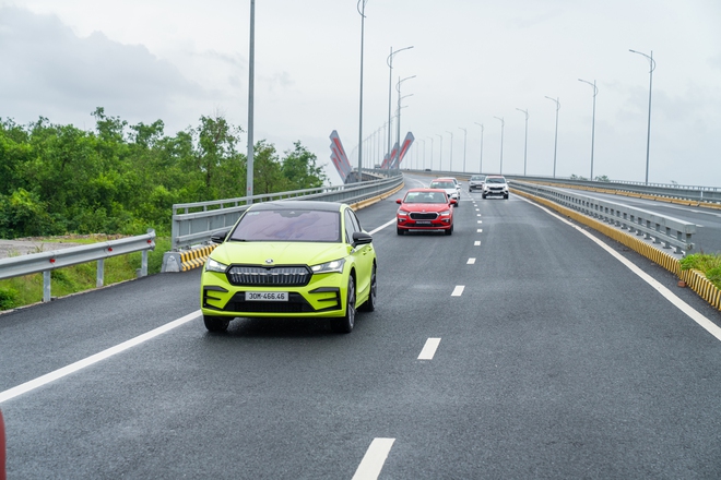 Đoàn xe Skoda 'vượt bão' tới Hà Nội, kết thúc gần 2.500km từ Độc Lập tới Thống Nhất với nhiều cung bậc cảm xúc- Ảnh 11. Đoàn xe Skoda 'vượt bão' tới Hà Nội, kết thúc gần 2.500km từ Độc Lập tới Thống Nhất với nhiều cung bậc cảm xúc- Ảnh 11.