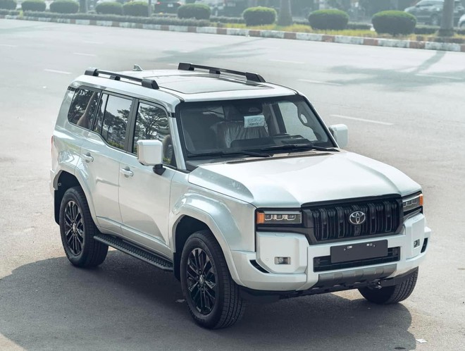 Lô Toyota Prado ‘lạ’ xuất hiện tại Việt Nam: Thiết kế khác biệt, động cơ hybrid mạnh hơn hẳn xe chính hãng- Ảnh 5. Lô Toyota Prado ‘lạ’ xuất hiện tại Việt Nam: Thiết kế khác biệt, động cơ hybrid mạnh hơn hẳn xe chính hãng- Ảnh 5.