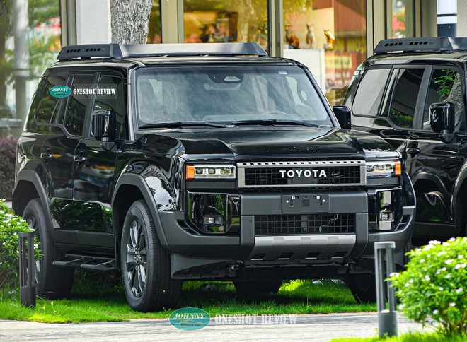 Lô Toyota Prado ‘lạ’ xuất hiện tại Việt Nam: Thiết kế khác biệt, động cơ hybrid mạnh hơn hẳn xe chính hãng- Ảnh 4. Lô Toyota Prado ‘lạ’ xuất hiện tại Việt Nam: Thiết kế khác biệt, động cơ hybrid mạnh hơn hẳn xe chính hãng- Ảnh 4.