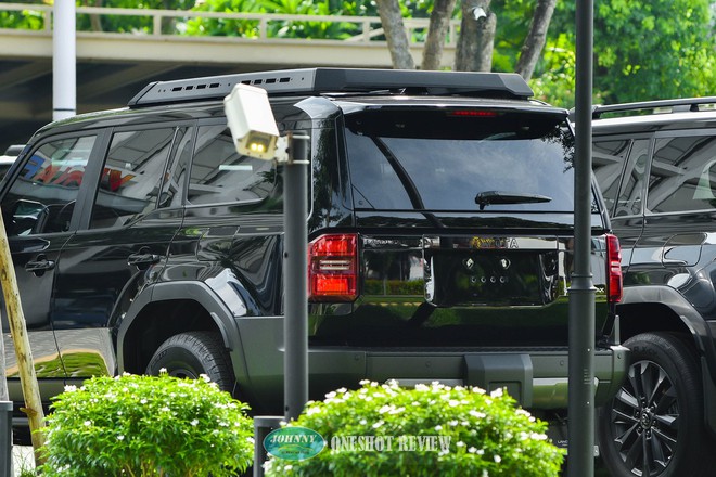 Lô Toyota Prado ‘lạ’ xuất hiện tại Việt Nam: Thiết kế khác biệt, động cơ hybrid mạnh hơn hẳn xe chính hãng- Ảnh 7. Lô Toyota Prado ‘lạ’ xuất hiện tại Việt Nam: Thiết kế khác biệt, động cơ hybrid mạnh hơn hẳn xe chính hãng- Ảnh 7.