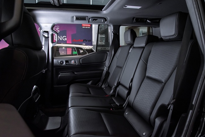 Lô Toyota Prado ‘lạ’ xuất hiện tại Việt Nam: Thiết kế khác biệt, động cơ hybrid mạnh hơn hẳn xe chính hãng- Ảnh 15. Lô Toyota Prado ‘lạ’ xuất hiện tại Việt Nam: Thiết kế khác biệt, động cơ hybrid mạnh hơn hẳn xe chính hãng- Ảnh 15.