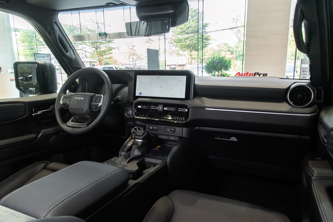 Lô Toyota Prado ‘lạ’ xuất hiện tại Việt Nam: Thiết kế khác biệt, động cơ hybrid mạnh hơn hẳn xe chính hãng- Ảnh 11. Lô Toyota Prado ‘lạ’ xuất hiện tại Việt Nam: Thiết kế khác biệt, động cơ hybrid mạnh hơn hẳn xe chính hãng- Ảnh 11.