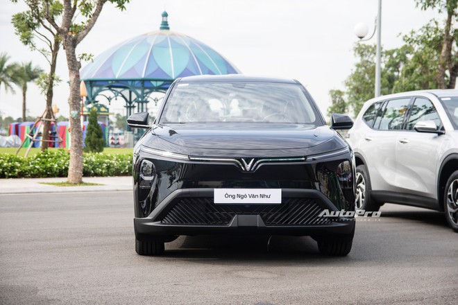 Ảnh thực tế VinFast Limo Green giá 749 triệu đồng đầu tiên bàn giao: 3 hàng ghế rộng thoáng, màn hình to nét, nhiều chi tiết cho thấy bản cá nhân sẽ còn wow hơn- Ảnh 3. Ảnh thực tế VinFast Limo Green giá 749 triệu đồng đầu tiên bàn giao: 3 hàng ghế rộng thoáng, màn hình to nét, nhiều chi tiết cho thấy bản cá nhân sẽ còn wow hơn- Ảnh 3.