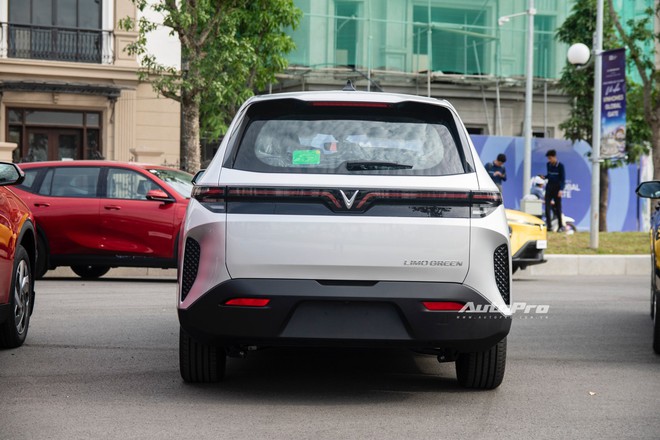 Khi mọi người còn đang tranh cãi giá 749 triệu cho Limo Green ‘siêu base’ thì người mua 10.000 xe nói gì?- Ảnh 7. Khi mọi người còn đang tranh cãi giá 749 triệu cho Limo Green ‘siêu base’ thì người mua 10.000 xe nói gì?- Ảnh 7.