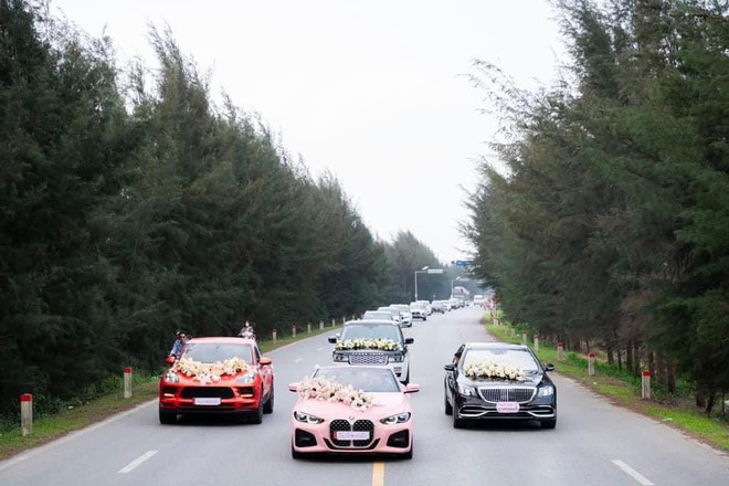 'Giang hồ mạng' xứ tỷ dân dàn hơn 20 xe sang chặn kín cao tốc chỉ để... quay 'tóp tóp'- Ảnh 5. 'Giang hồ mạng' xứ tỷ dân dàn hơn 20 xe sang chặn kín cao tốc chỉ để... quay 'tóp tóp'- Ảnh 5.