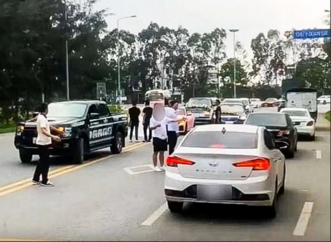 'Giang hồ mạng' xứ tỷ dân dàn hơn 20 xe sang chặn kín cao tốc chỉ để... quay 'tóp tóp'- Ảnh 6. 'Giang hồ mạng' xứ tỷ dân dàn hơn 20 xe sang chặn kín cao tốc chỉ để... quay 'tóp tóp'- Ảnh 6.