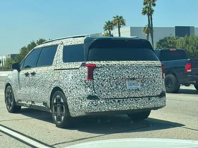 Kia Carnival thế hệ mới chạy thử nghiệm: Dễ là bản EREV 'xe điện sạc bằng máy xăng' cho ai thích đi xa, có thể thêm AWD- Ảnh 2. Kia Carnival thế hệ mới chạy thử nghiệm: Dễ là bản EREV 'xe điện sạc bằng máy xăng' cho ai thích đi xa, có thể thêm AWD- Ảnh 2.