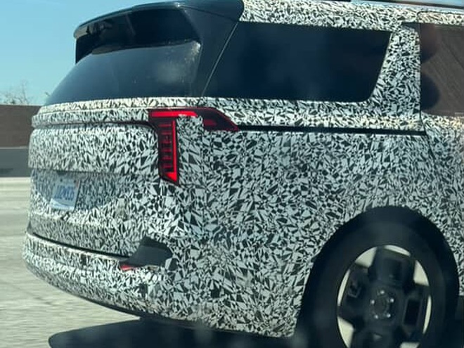 Kia Carnival thế hệ mới chạy thử nghiệm: Dễ là bản EREV 'xe điện sạc bằng máy xăng' cho ai thích đi xa, có thể thêm AWD- Ảnh 4. Kia Carnival thế hệ mới chạy thử nghiệm: Dễ là bản EREV 'xe điện sạc bằng máy xăng' cho ai thích đi xa, có thể thêm AWD- Ảnh 4.