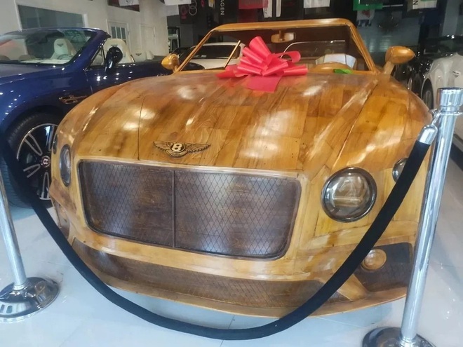 Chiếc Bentley gỗ này có giá quy đổi 2,6 tỷ đồng ngang xe thật: Tốn 3.000 giờ hoàn thiện, báo Tây so sánh giống với hàng Việt- Ảnh 4. Chiếc Bentley gỗ này có giá quy đổi 2,6 tỷ đồng ngang xe thật: Tốn 3.000 giờ hoàn thiện, báo Tây so sánh giống với hàng Việt- Ảnh 4.