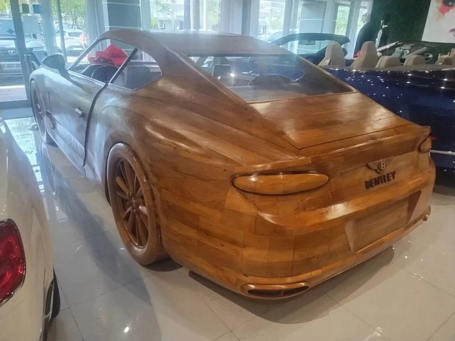 Chiếc Bentley gỗ này có giá quy đổi 2,6 tỷ đồng ngang xe thật: Tốn 3.000 giờ hoàn thiện, báo Tây so sánh giống với hàng Việt- Ảnh 5. Chiếc Bentley gỗ này có giá quy đổi 2,6 tỷ đồng ngang xe thật: Tốn 3.000 giờ hoàn thiện, báo Tây so sánh giống với hàng Việt- Ảnh 5.
