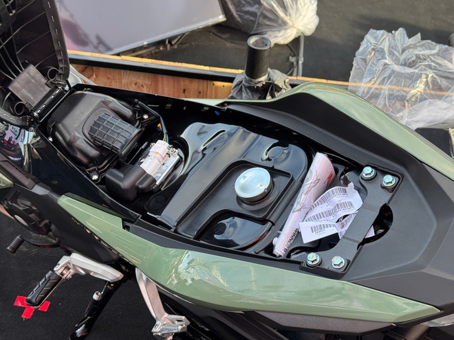 Honda ra mắt 3 xe máy mới: Winner R 'lột xác', ADV350 lần đầu xuất hiện, Rebel 1100 nâng cấp mới- Ảnh 13. Honda ra mắt 3 xe máy mới: Winner R 'lột xác', ADV350 lần đầu xuất hiện, Rebel 1100 nâng cấp mới- Ảnh 13.