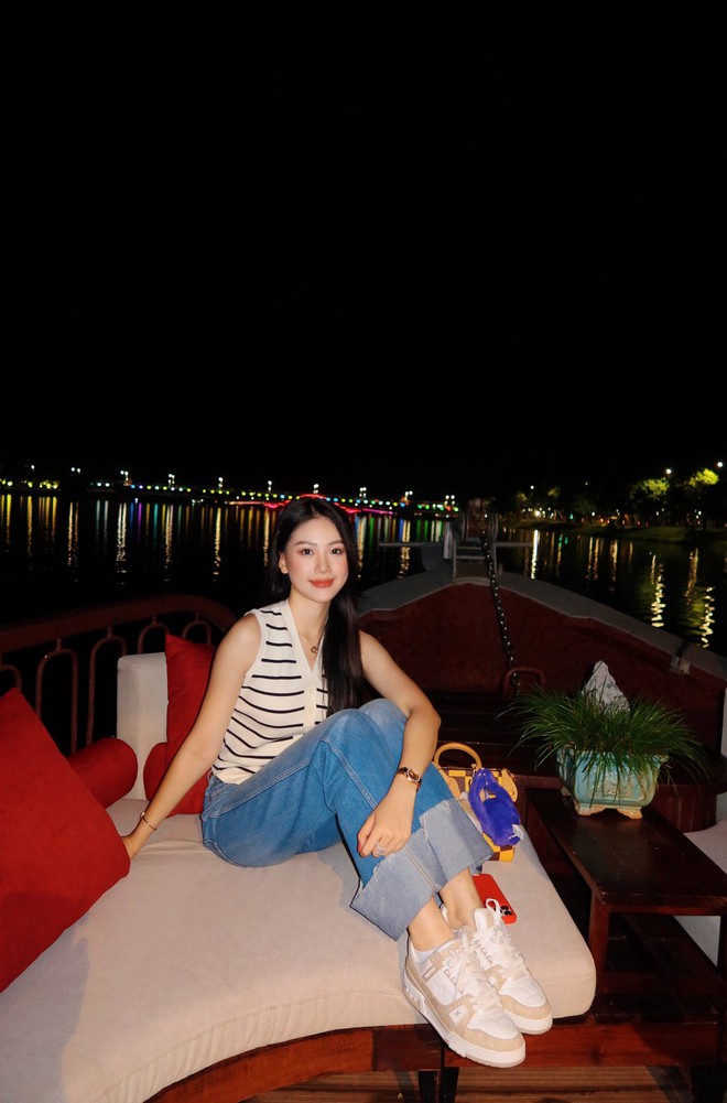 Hoa hậu Bùi Quỳnh Hoa: Vướng tai tiếng sau đăng quang, nay thả dáng bên xe sang - đồ hiệu phủ kín- Ảnh 7.