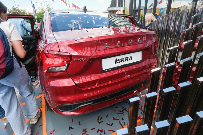 Lada Iskra - Sedan Nga dễ thế chỗ Granta đang có ở Việt Nam với thiết kế nịnh mắt hơn, giá quy đổi từ 400 triệu đồng, cạnh tranh Vios, Slavia- Ảnh 5. Lada Iskra - Sedan Nga dễ thế chỗ Granta đang có ở Việt Nam với thiết kế nịnh mắt hơn, giá quy đổi từ 400 triệu đồng, cạnh tranh Vios, Slavia- Ảnh 5.