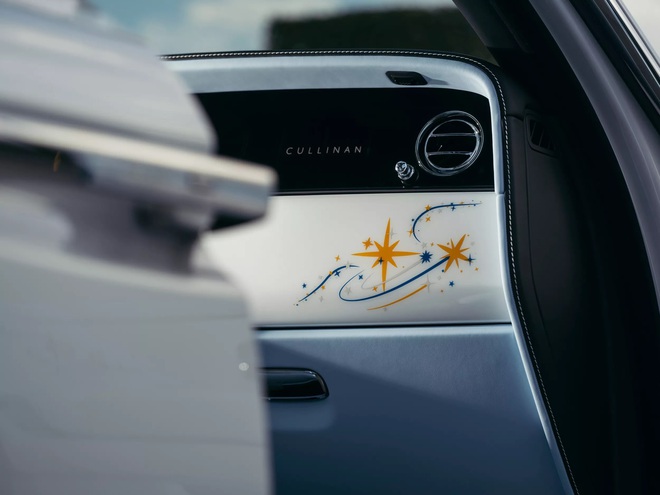 Sống đủ lâu để thấy Rolls-Royce làm trần xe vẽ tay, mất 160 giờ hoàn thiện để giới thượng lưu lên vũ trụ mà không cần phi thuyền- Ảnh 6. Sống đủ lâu để thấy Rolls-Royce làm trần xe vẽ tay, mất 160 giờ hoàn thiện để giới thượng lưu lên vũ trụ mà không cần phi thuyền- Ảnh 6.