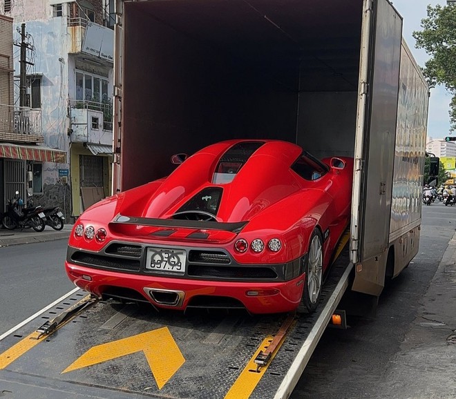 Koenigsegg CCX lần đầu lăn bánh công khai tại Việt Nam sau khi có biển số: CĐM tò mò người cầm lái- Ảnh 2. Koenigsegg CCX lần đầu lăn bánh công khai tại Việt Nam sau khi có biển số: CĐM tò mò người cầm lái- Ảnh 2.