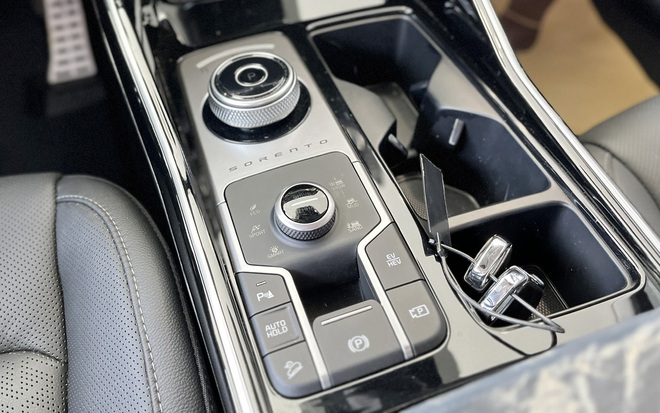 Kia Sorento còn lựa chọn cho khách Việt thích hybrid: Bản PHEV giảm còn hơn 1,26 tỷ đồng, người mua phải đánh đổi 2 điều- Ảnh 7. Kia Sorento còn lựa chọn cho khách Việt thích hybrid: Bản PHEV giảm còn hơn 1,26 tỷ đồng, người mua phải đánh đổi 2 điều- Ảnh 7.