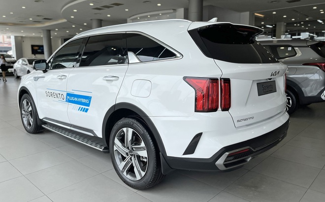 Kia Sorento còn lựa chọn cho khách Việt thích hybrid: Bản PHEV giảm còn hơn 1,26 tỷ đồng, người mua phải đánh đổi 2 điều- Ảnh 4. Kia Sorento còn lựa chọn cho khách Việt thích hybrid: Bản PHEV giảm còn hơn 1,26 tỷ đồng, người mua phải đánh đổi 2 điều- Ảnh 4.