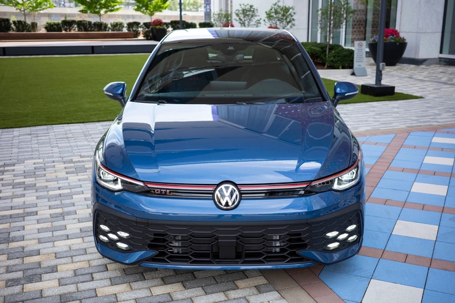 VW Golf lộ diện ở Việt Nam: Là bản giữa và bản tiêu chuẩn, giá khởi điểm chưa đến 800 triệu, có máy hybrid- Ảnh 3. VW Golf lộ diện ở Việt Nam: Là bản giữa và bản tiêu chuẩn, giá khởi điểm chưa đến 800 triệu, có máy hybrid- Ảnh 3.