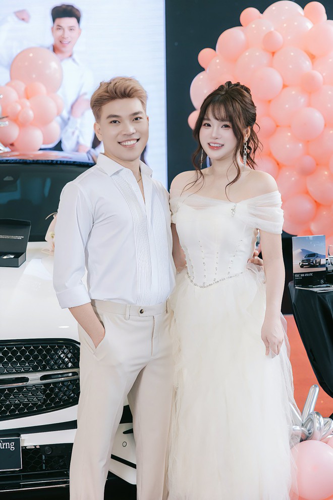 TikToker 175 triệu lượt thích tặng bạn gái Mercedes-Benz GLC 300 4Matic màu trắng trong ngày đặc biệt, chị em vào chỉ biết ‘xin vía’- Ảnh 3.