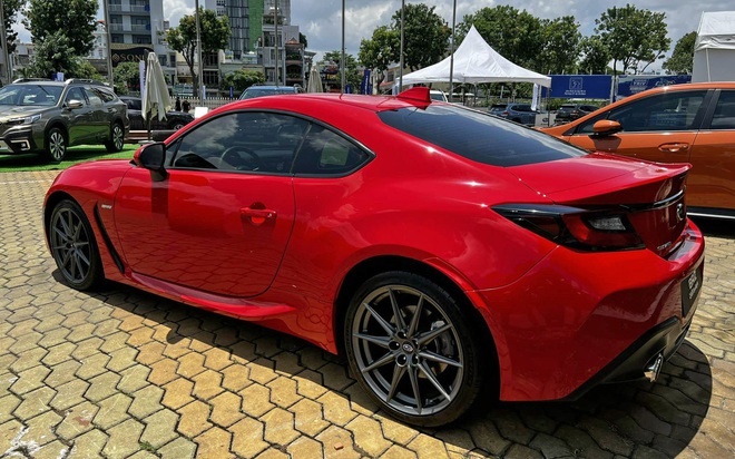Cường đô la 'tậu' Subaru BRZ số sàn, dân mạng đùa: ‘May có bộ tem mới phân biệt được đâu là xe mới mua’- Ảnh 6. Cường đô la 'tậu' Subaru BRZ số sàn, dân mạng đùa: ‘May có bộ tem mới phân biệt được đâu là xe mới mua’- Ảnh 6.