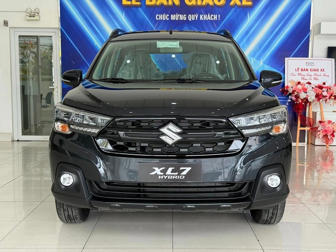 Suzuki XL7 Black Edition bản đặc biệt giảm 70 triệu tại đại lý: Giá thực tế chưa đến 530 triệu đồng, tăng sức cạnh tranh lên Xpander và Veloz Cross- Ảnh 3. Suzuki XL7 Black Edition bản đặc biệt giảm 70 triệu tại đại lý: Giá thực tế chưa đến 530 triệu đồng, tăng sức cạnh tranh lên Xpander và Veloz Cross- Ảnh 3.