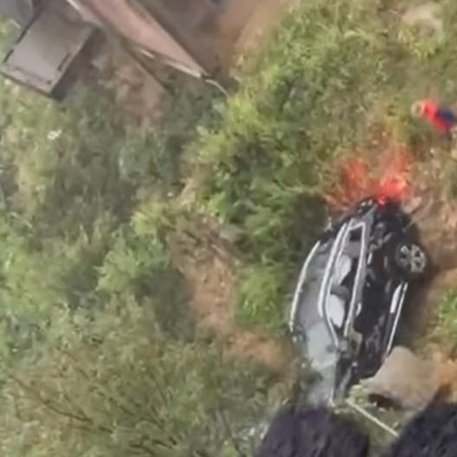 Vụ Ford Territory bị rơi xuống vực do sạt lở ở Sa Pa: Đầu xe hư hỏng nặng nhưng khoang cabin còn nguyên, 3 hành khách may mắn thoát nạn- Ảnh 3. Vụ Ford Territory bị rơi xuống vực do sạt lở ở Sa Pa: Đầu xe hư hỏng nặng nhưng khoang cabin còn nguyên, 3 hành khách may mắn thoát nạn- Ảnh 3.