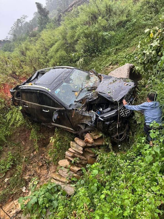 Vụ Ford Territory bị rơi xuống vực do sạt lở ở Sa Pa: Đầu xe hư hỏng nặng nhưng khoang cabin còn nguyên, 3 hành khách may mắn thoát nạn- Ảnh 4. Vụ Ford Territory bị rơi xuống vực do sạt lở ở Sa Pa: Đầu xe hư hỏng nặng nhưng khoang cabin còn nguyên, 3 hành khách may mắn thoát nạn- Ảnh 4.