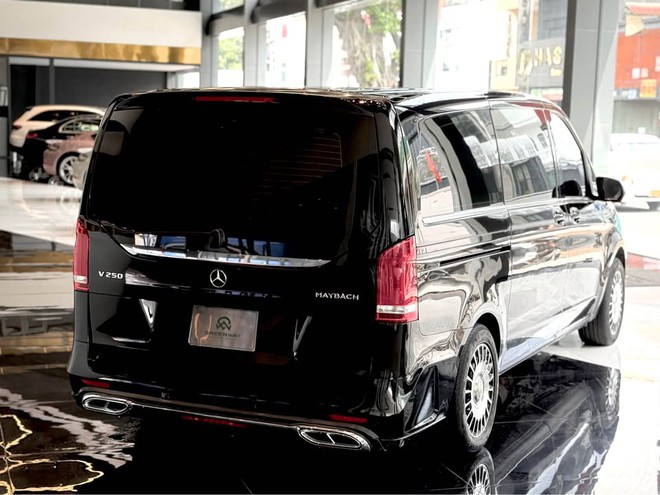 Mercedes-Benz V 250 cũ rao bán gần 2 tỷ đồng: Độ nội thất hết 950 triệu, người bán chia sẻ 'nội thất chưa chắc S-Class sánh kịp'- Ảnh 5. Mercedes-Benz V 250 cũ rao bán gần 2 tỷ đồng: Độ nội thất hết 950 triệu, người bán chia sẻ 'nội thất chưa chắc S-Class sánh kịp'- Ảnh 5.