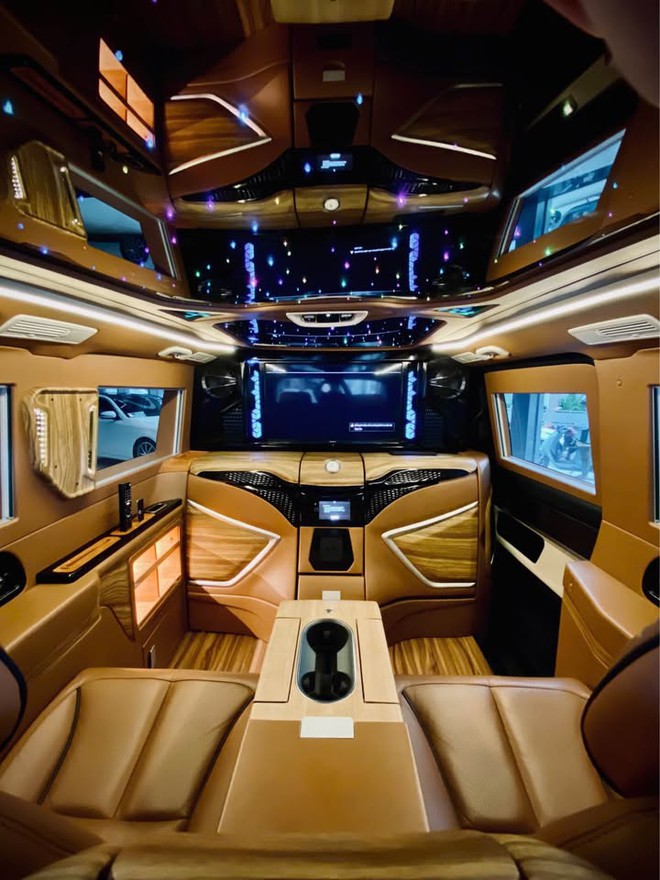 Mercedes-Benz V 250 cũ rao bán gần 2 tỷ đồng: Độ nội thất hết 950 triệu, người bán chia sẻ 'nội thất chưa chắc S-Class sánh kịp'- Ảnh 7. Mercedes-Benz V 250 cũ rao bán gần 2 tỷ đồng: Độ nội thất hết 950 triệu, người bán chia sẻ 'nội thất chưa chắc S-Class sánh kịp'- Ảnh 7.