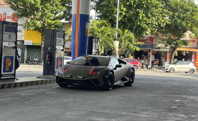 Lamborghini Huracan bản gầm cao xuất hiện tại Huế: Khoảng sáng gầm gần bằng Tucson, dễ 'băm bổ' ổ gà tại Việt Nam- Ảnh 2. Lamborghini Huracan bản gầm cao xuất hiện tại Huế: Khoảng sáng gầm gần bằng Tucson, dễ 'băm bổ' ổ gà tại Việt Nam- Ảnh 2.