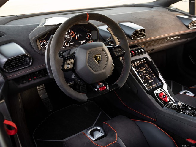 Lamborghini Huracan bản gầm cao xuất hiện tại Huế: Khoảng sáng gầm gần bằng Tucson, dễ 'băm bổ' ổ gà tại Việt Nam- Ảnh 12. Lamborghini Huracan bản gầm cao xuất hiện tại Huế: Khoảng sáng gầm gần bằng Tucson, dễ 'băm bổ' ổ gà tại Việt Nam- Ảnh 12.