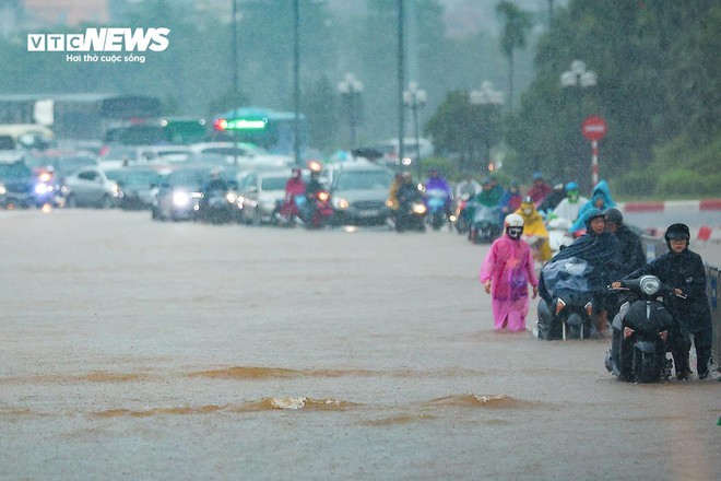 Loạt tuyến phố Hà Nội ngập nặng, người dân bì bõm dắt xe dưới mưa lớn- Ảnh 9.
