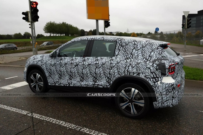 Mercedes-Benz GLA đời mới lộ diện trên đường: Thiết kế có điểm giống GLC, dùng cả hybrid, điện, dễ ra mắt năm sau- Ảnh 4. Mercedes-Benz GLA đời mới lộ diện trên đường: Thiết kế có điểm giống GLC, dùng cả hybrid, điện, dễ ra mắt năm sau- Ảnh 4.
